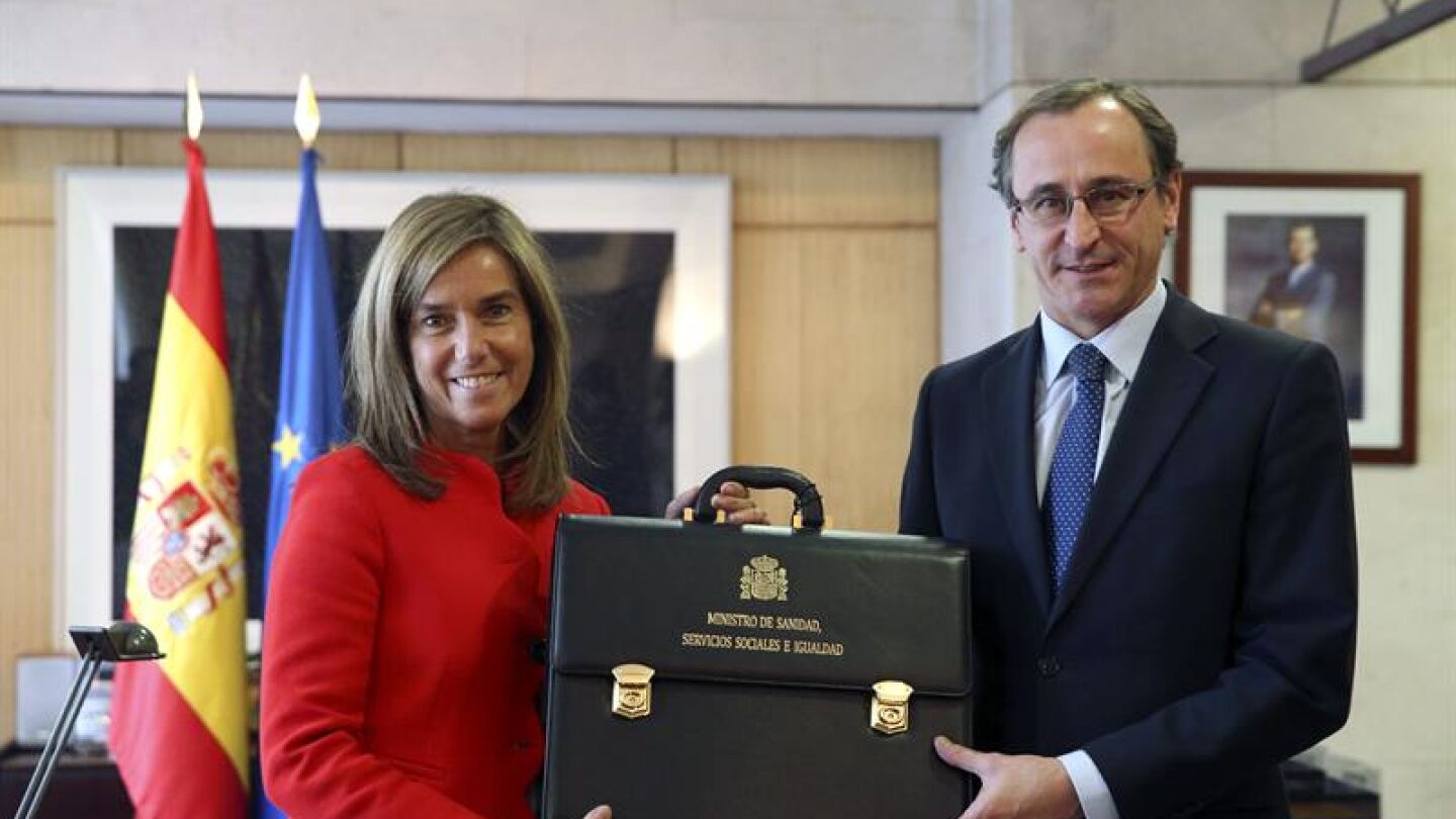 Ana Mato y Alfonso Alonso, en el traspaso de carteras