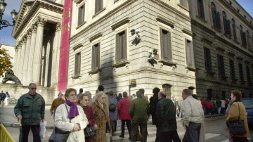 Numerosos ciudadanos se acercan al Palacio del Congreso de los Diputados