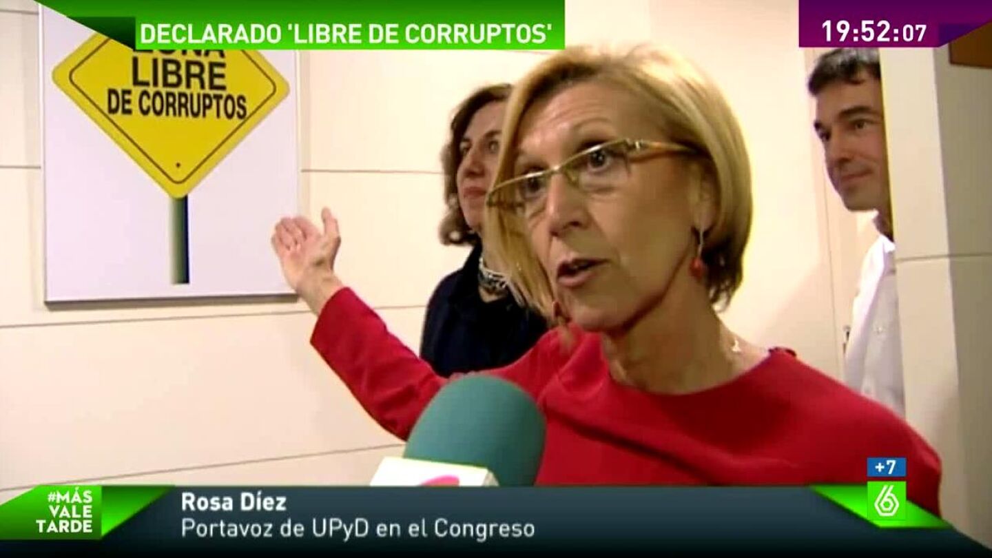 Rosa D&iacute;ez ense&ntilde;a el pol&eacute;mico cartel de UPyD