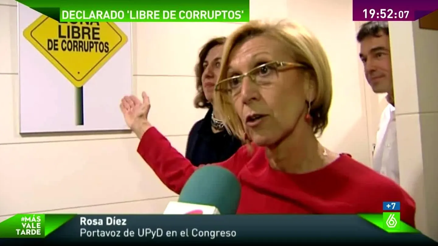 Rosa Díez enseña el polémico cartel de UPyD Rosa Díez enseña el polémico cartel de UPyD