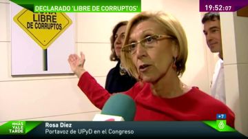 Rosa Díez enseña el polémico cartel de UPyD