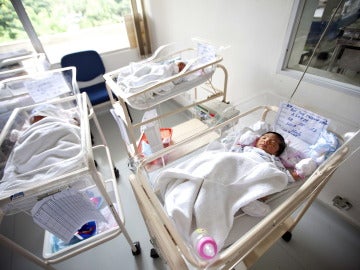 Imagen de archivo de bebés recién nacidos en sus cunas en un hospital Imagen de archivo de bebés recién nacidos en sus cunas en un hospital
