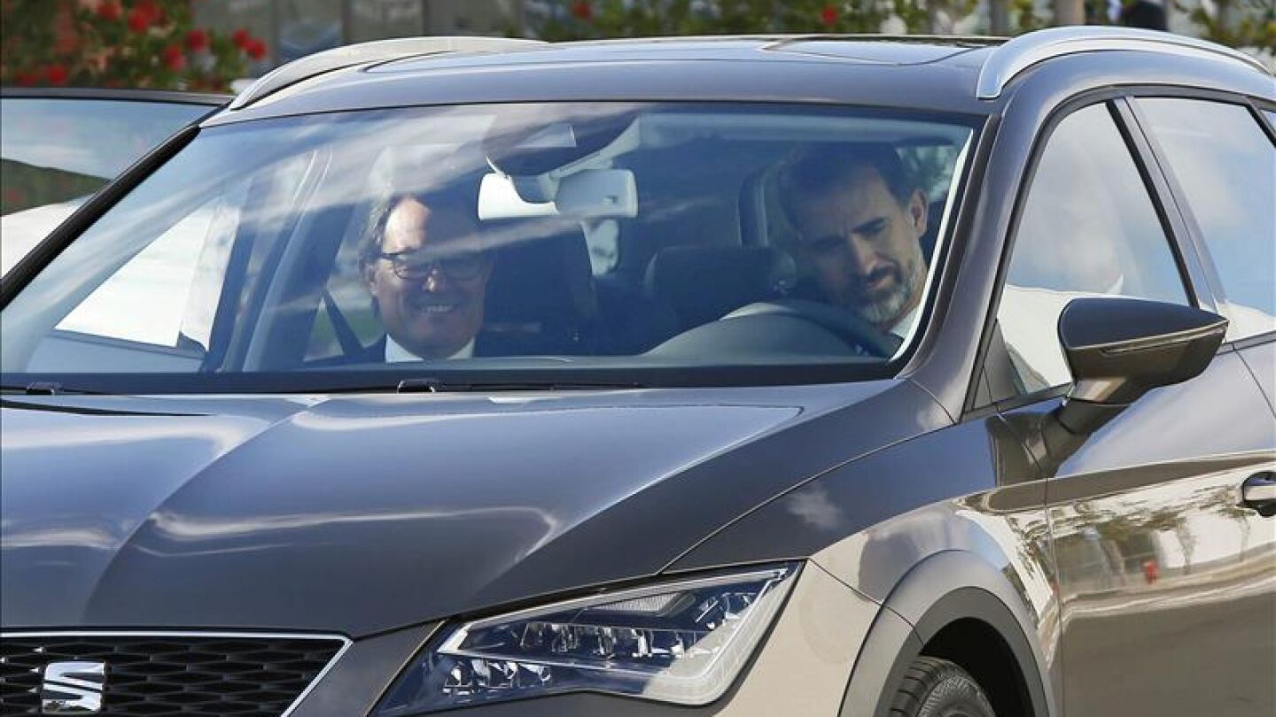 Felipe VI conduce un Seat con Mas de copiloto