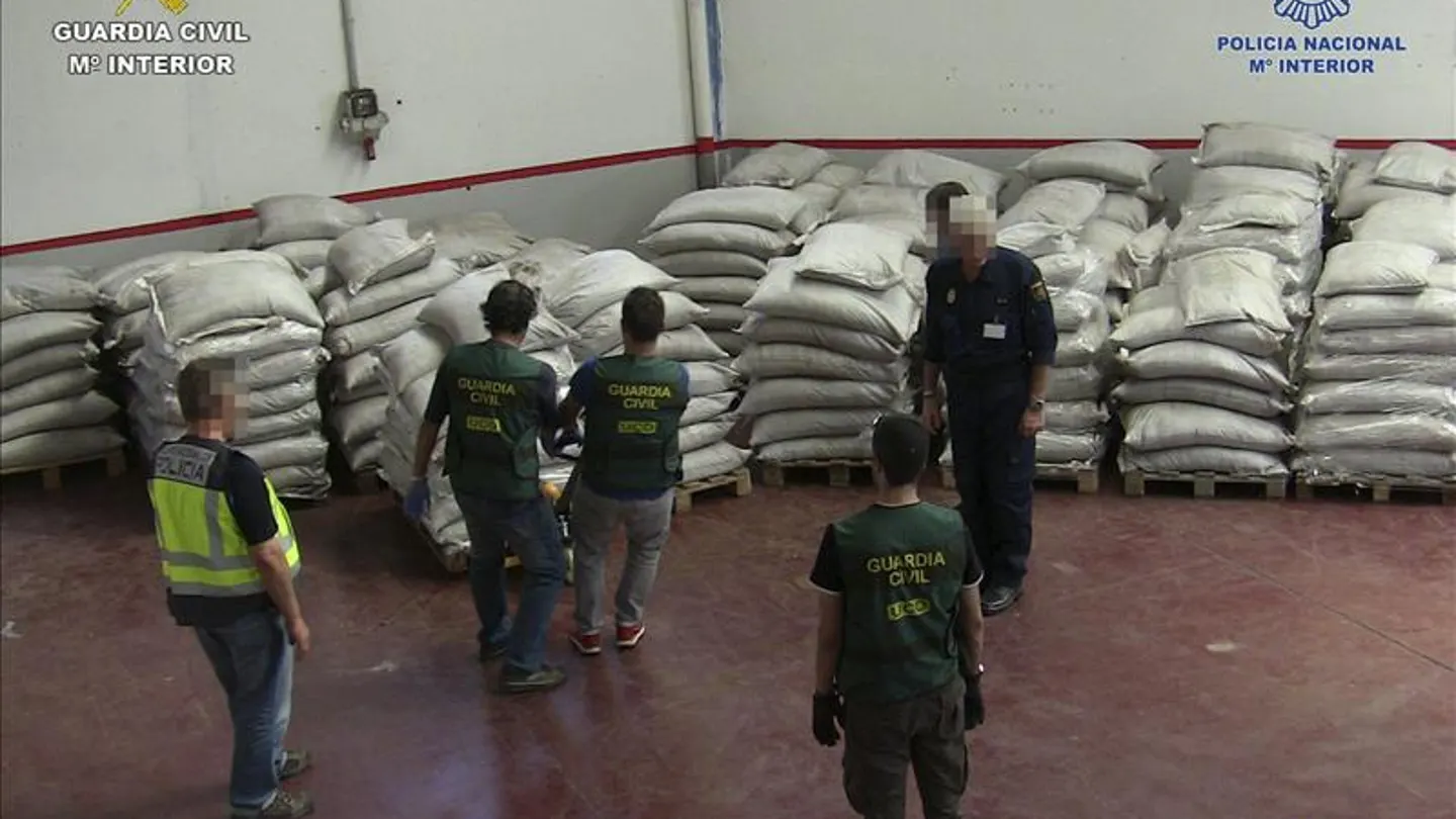 Imagen facilitada por la Guardia Civil de una operación antidroga. Imagen facilitada por la Guardia Civil de una operación antidroga.