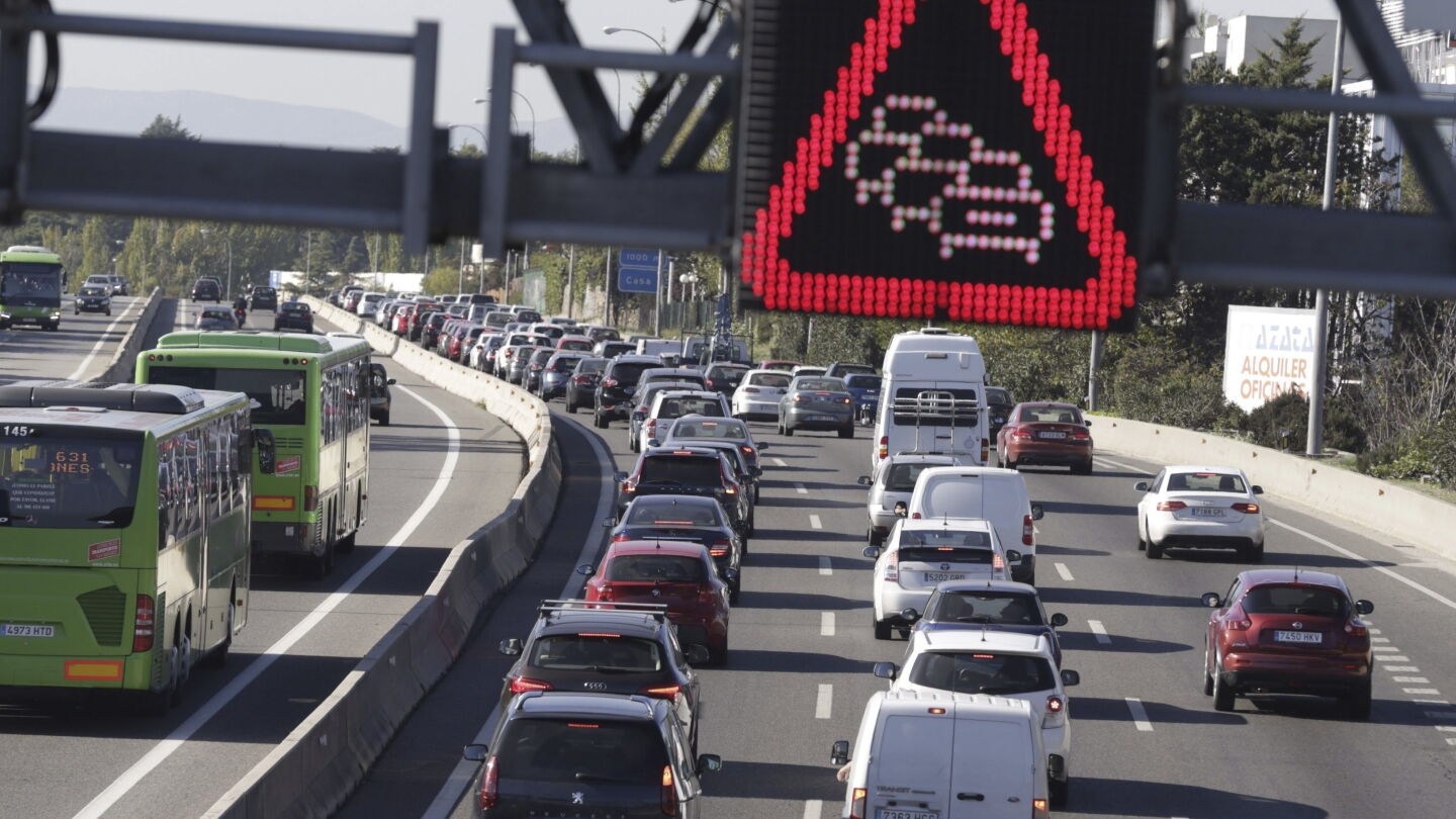 Tr&aacute;fico en la carretera de la A Coru&ntilde;a