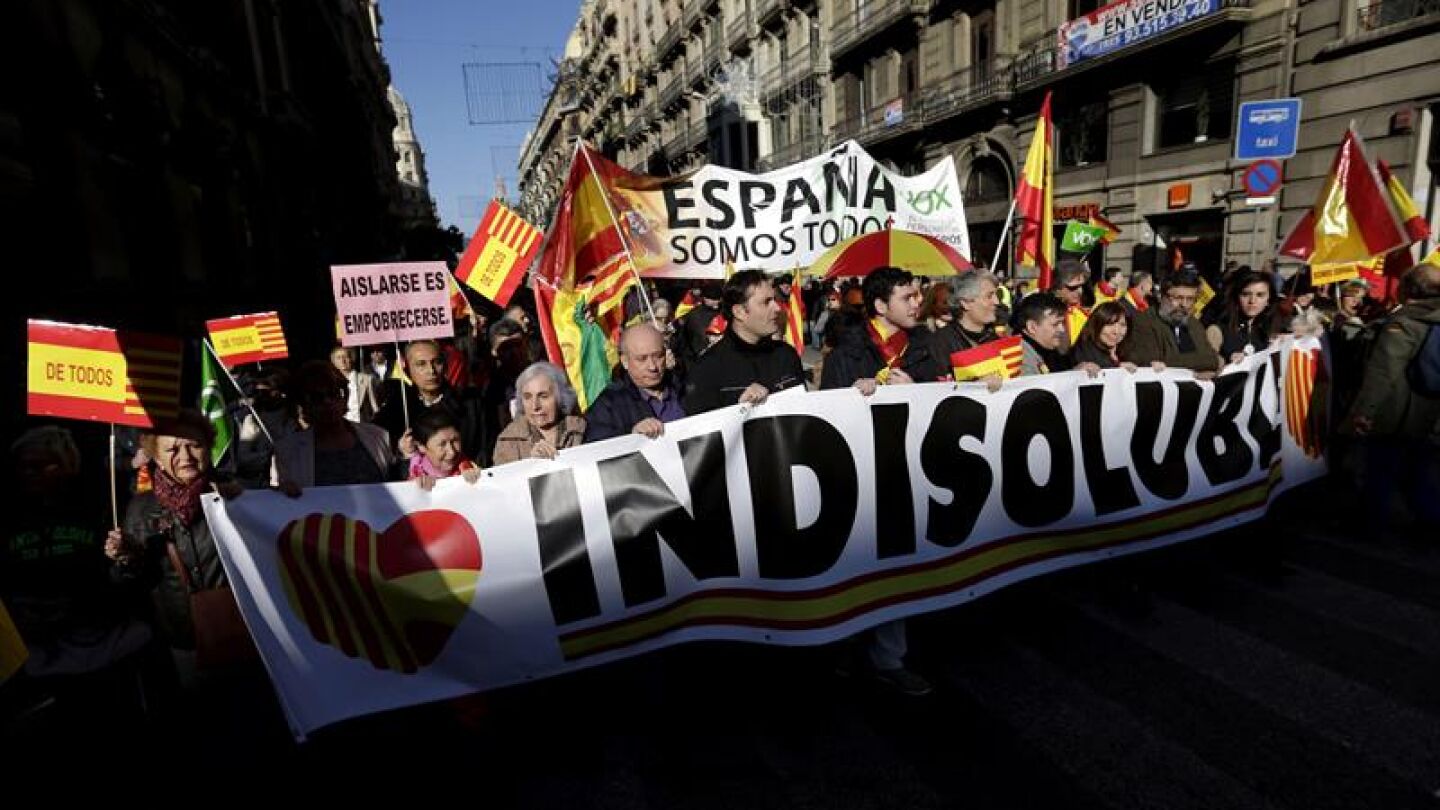 Decenas de personas contrarias a la independencia defienden la Constituci&oacute;n en una manifestaci&oacute;n en Barcelona