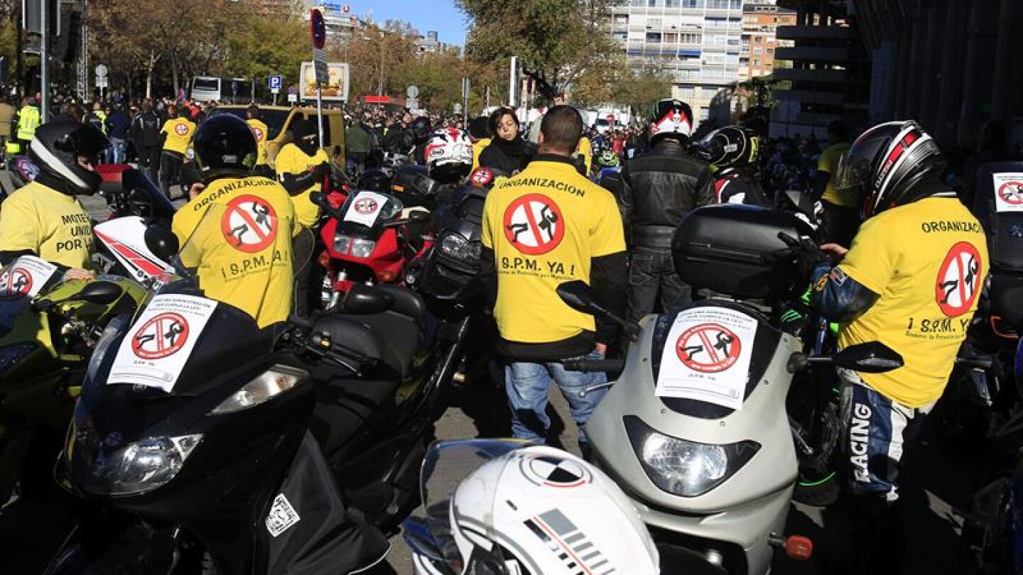 Los moteros exigen que se cumpla con la ley y que se protejan las carreteras con los guardarra&iacute;les adecuados