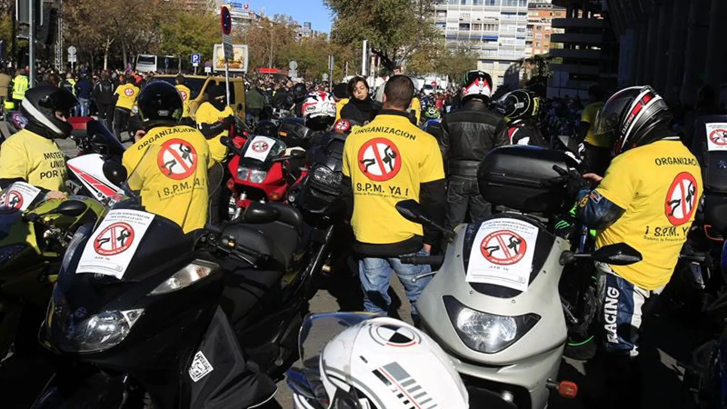 Los moteros exigen que se cumpla con la ley y que se protejan las carreteras con los guardarraíles adecuados Los moteros exigen que se cumpla con la ley y que se protejan las carreteras con los guardarraíles adecuados
