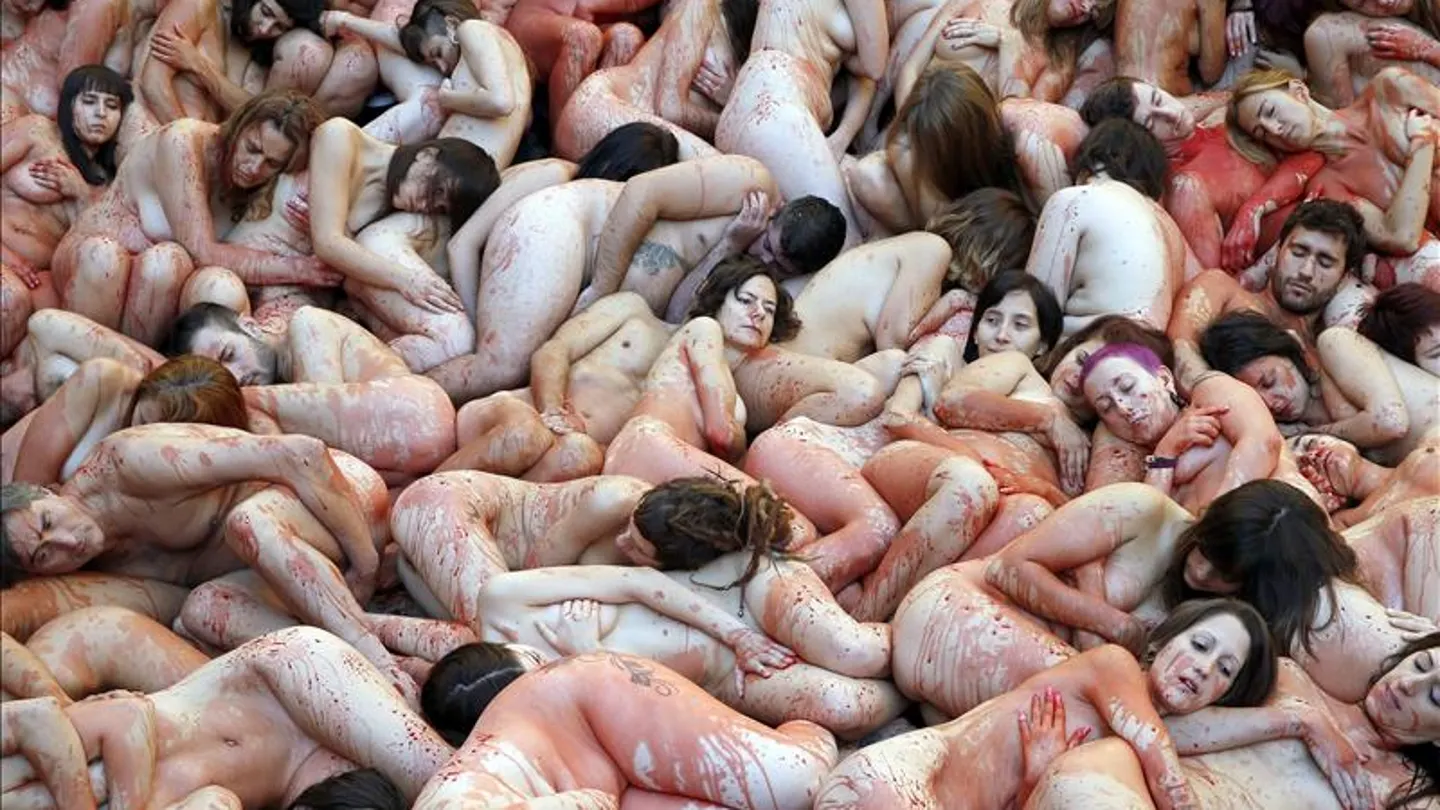 Un centenar de personas se desnuda en Barcelona contra el uso de pieles animales Un centenar de personas se desnuda en Barcelona contra el uso de pieles animales