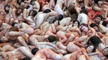 Un centenar de personas se desnuda en Barcelona contra el uso de pieles animales