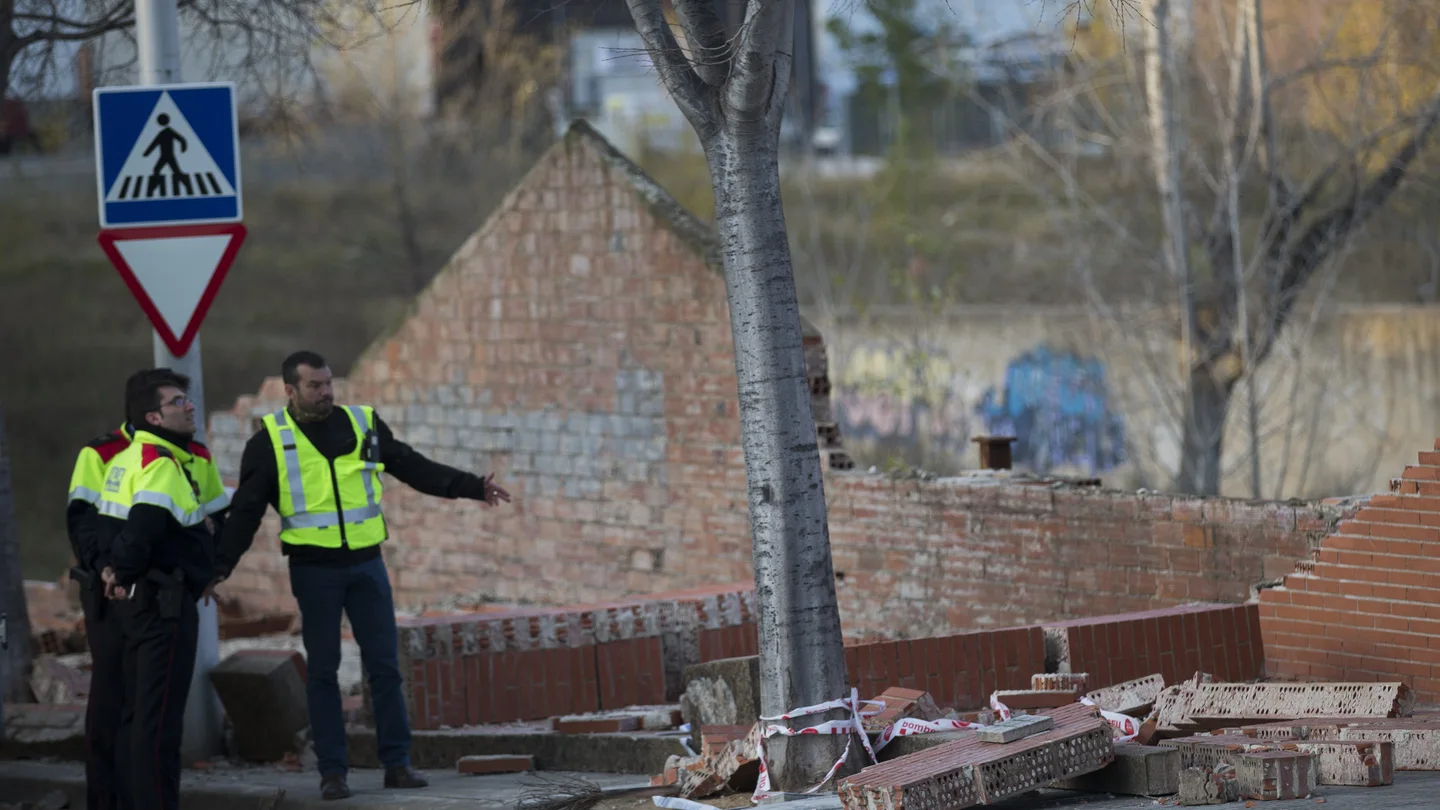 Restos del muro de Terrasa que ha ocasionado dos muertes. Restos del muro de Terrasa que ha ocasionado dos muertes.
