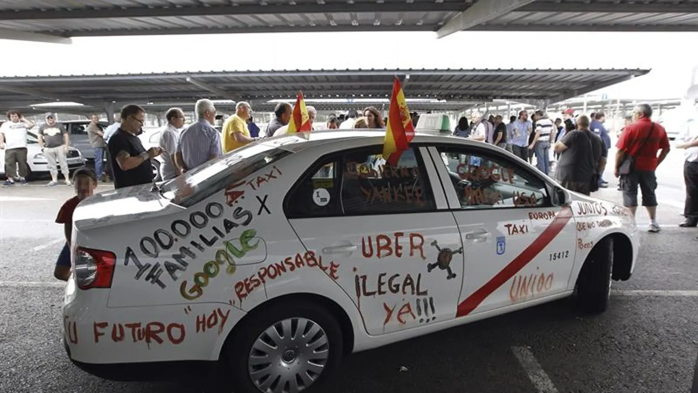 Un taxi protesta por el sistema Uber Un taxi protesta por el sistema Uber