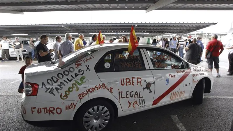 Un taxi protesta por el sistema Uber