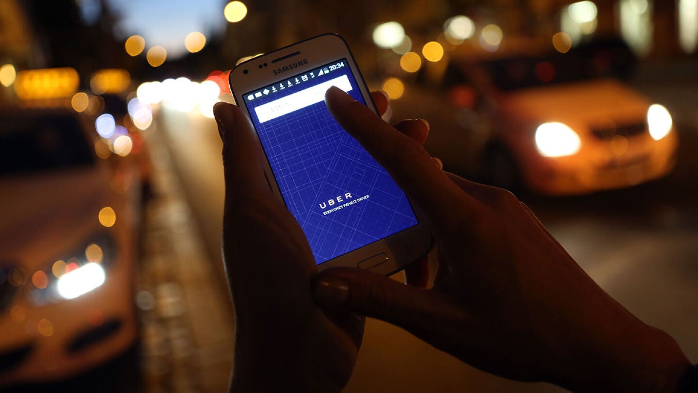 Aplicaci&oacute;n de Uber en un tel&eacute;fono m&oacute;vil