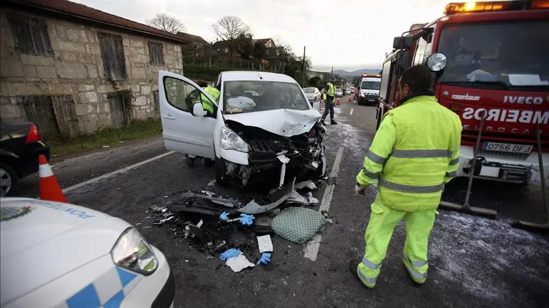Bomberos de Ponteares rescatan a una persona de su veh&iacute;culo