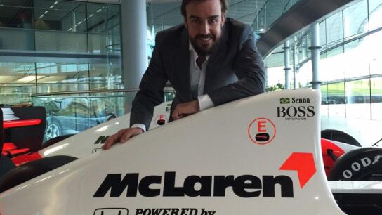 Fernando Alonso en la f&aacute;brica de Woking
