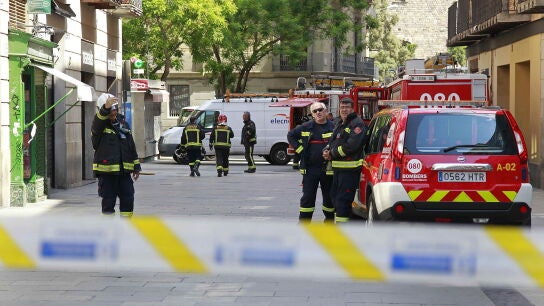 Dispositivo de bomberos tras el desalojo de nueve inmuebles en Barcelona