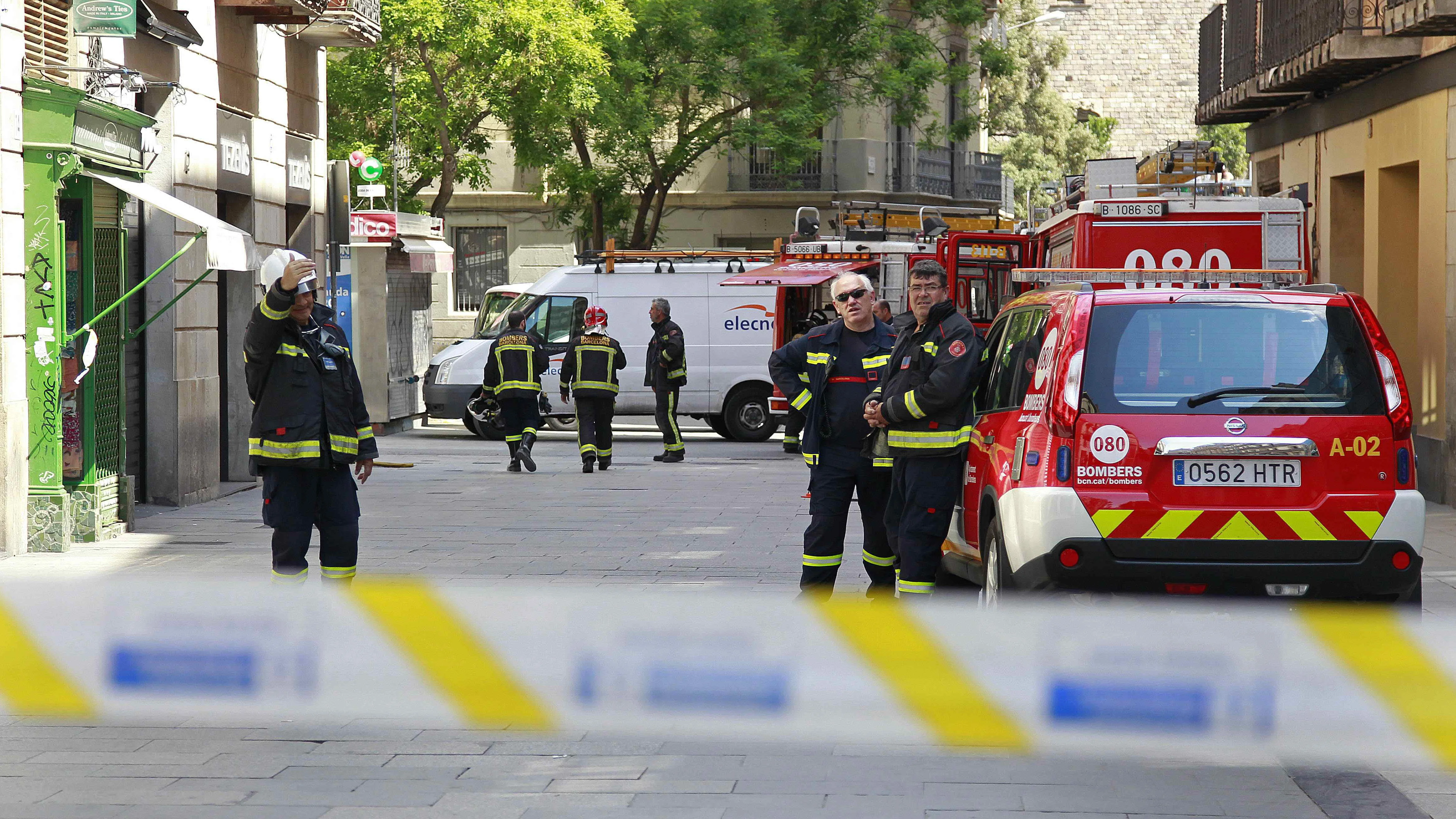 Dispositivo de bomberos tras el desalojo de nueve inmuebles en Barcelona