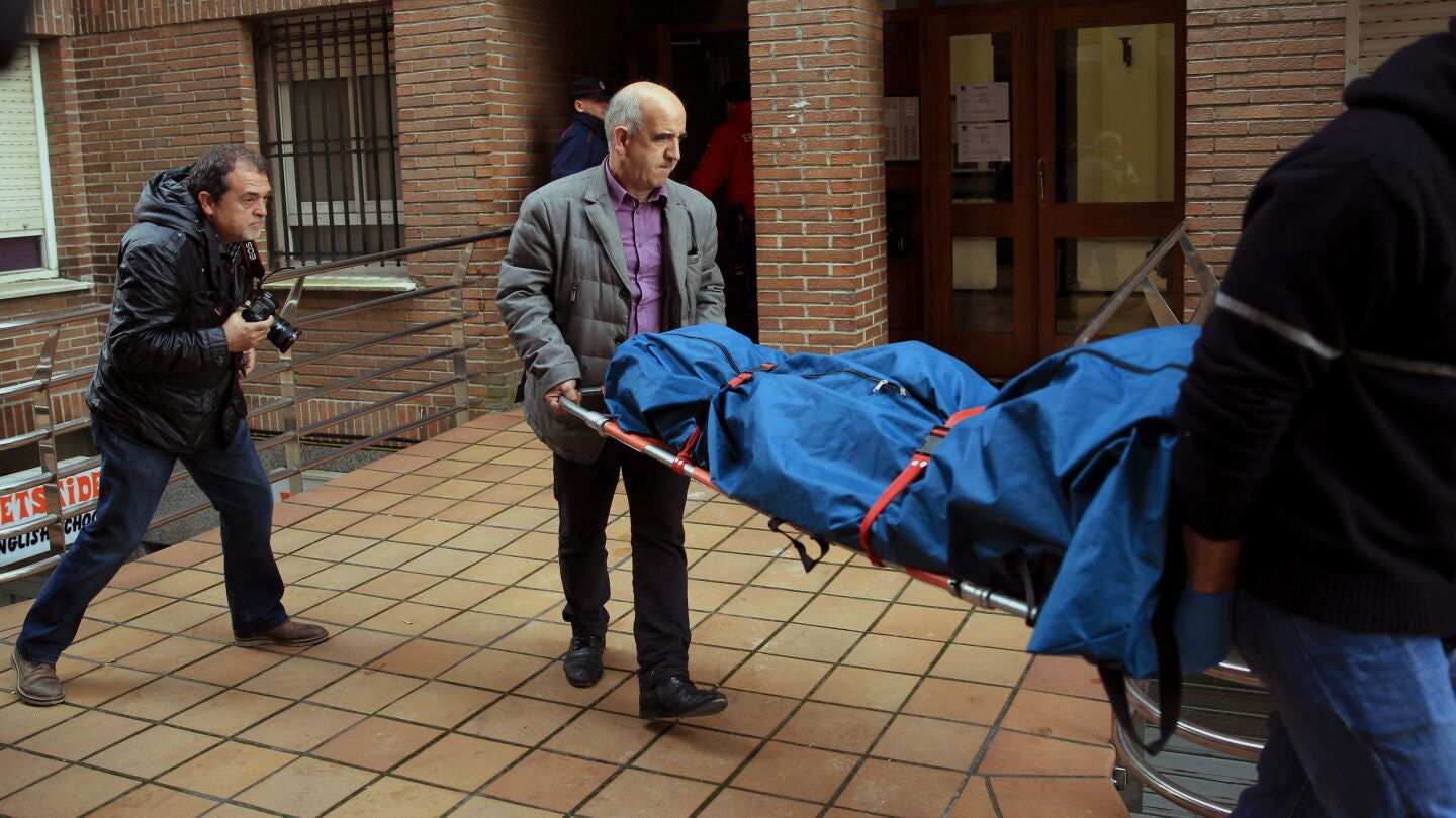 Trabajadores de servicios funerarios trasladan el cuerpo de una de las dos mujeres muertas en Bizkaia