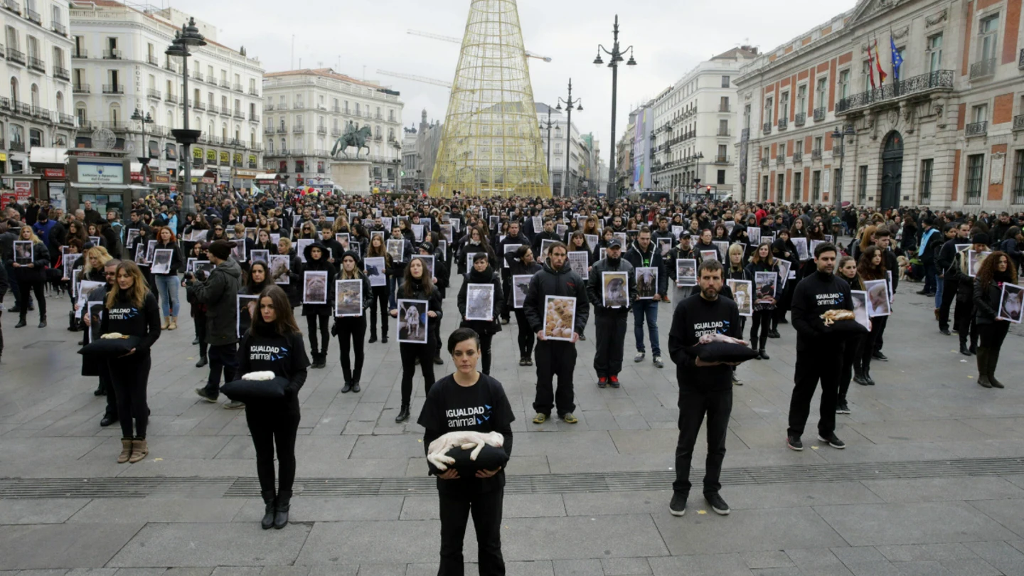 400 personas se han concentrado en la Puerta del Sol para protestar contra el maltrato animal 400 personas se han concentrado en la Puerta del Sol para protestar contra el maltrato animal
