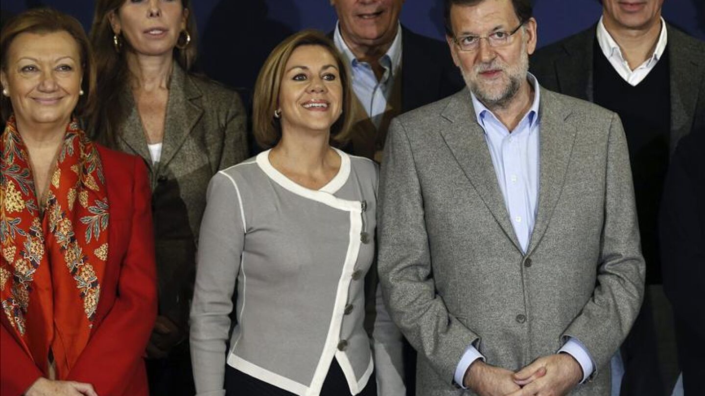 Rajoy posa junto a Mar&iacute;a Dolores del Cospedal durante un acto