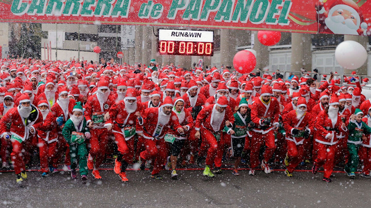 Miles de participanes toman la salida vestidos de 'Pap&aacute; Noel'