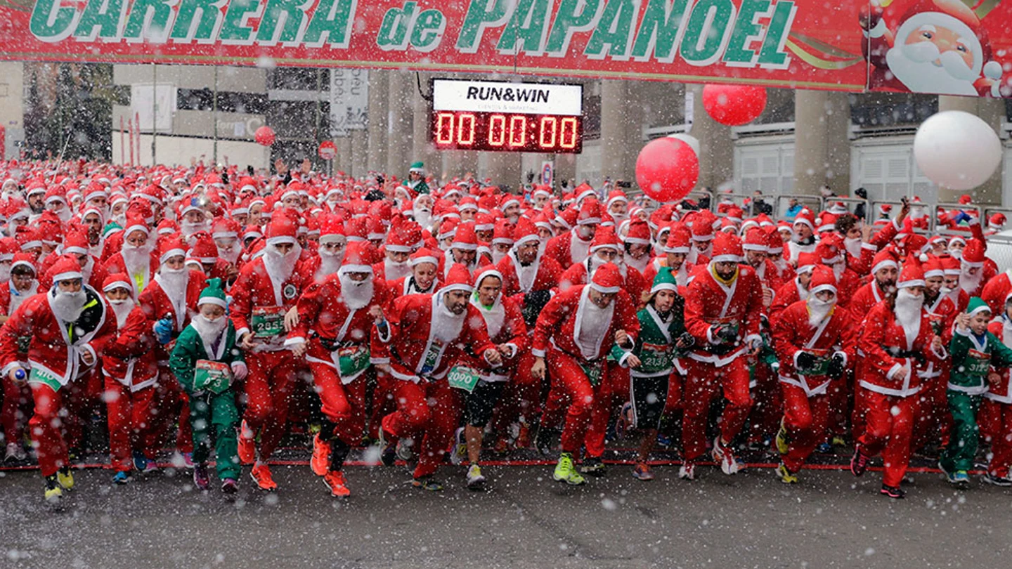 Miles de participanes toman la salida vestidos de 'Papá Noel' Miles de participanes toman la salida vestidos de 'Papá Noel'