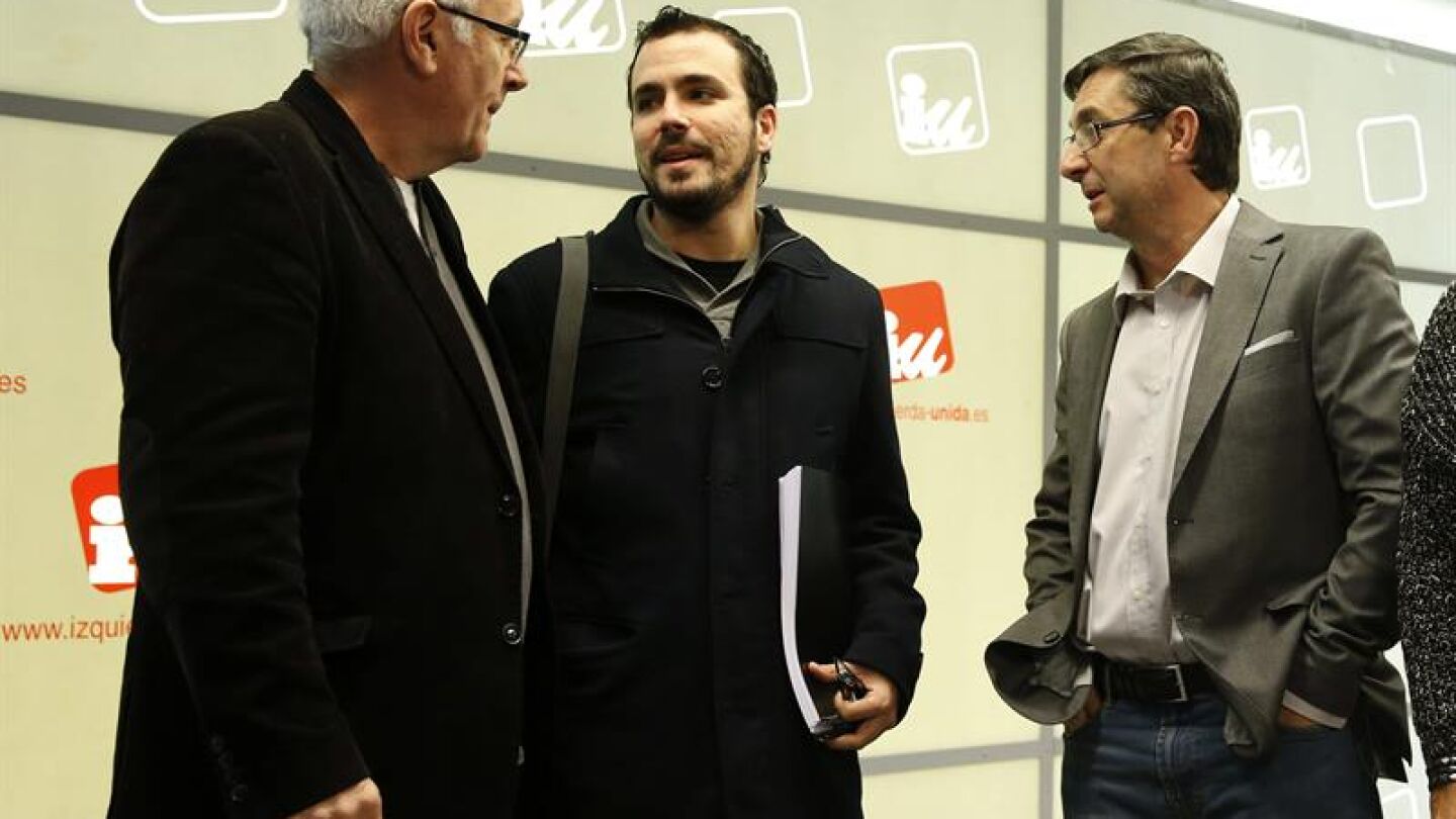 Lara conversa con Garz&oacute;n y Centella antes del comienzo de la Presidencia Federal de IU