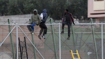 Inmigrantes en la valla de Melilla.