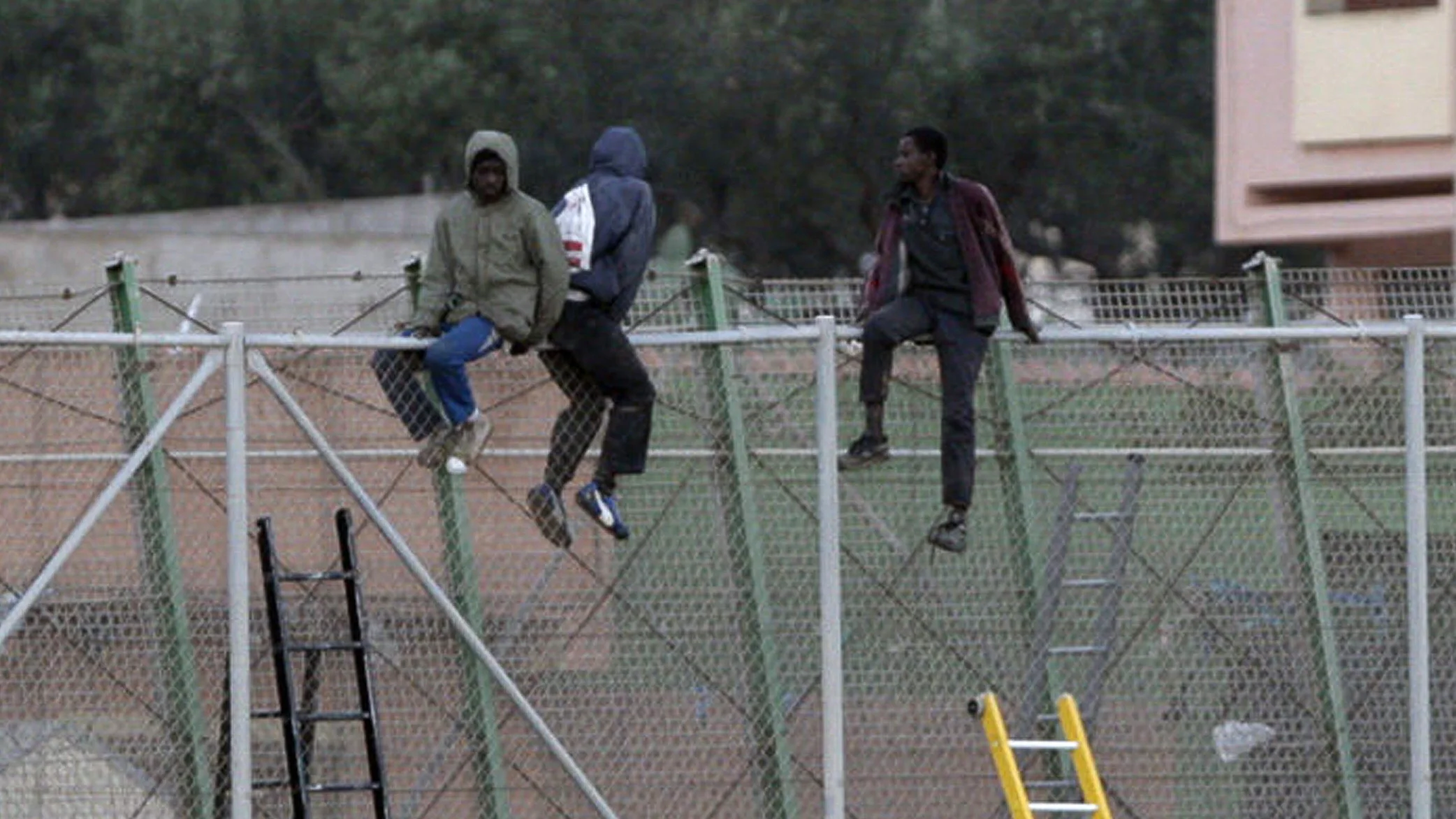 Inmigrantes en la valla de Melilla. Inmigrantes en la valla de Melilla.