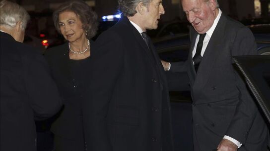 Los reyes don Juan Carlos y do&ntilde;a Sof&iacute;a acuden al funeral