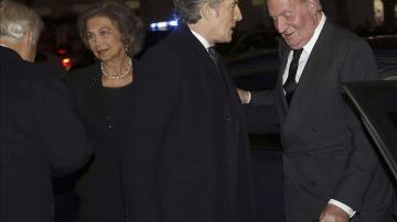 Los reyes don Juan Carlos y doña Sofía acuden al funeral