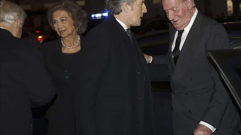 Los reyes don Juan Carlos y doña Sofía acuden al funeral