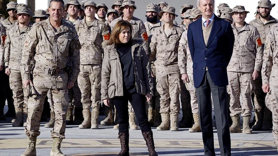 Sáenz de Santamaría destaca durante su visita a Afganistán la labor de los militares por su "trabajo y solidaridad" Sáenz de Santamaría destaca durante su visita a Afganistán la labor de los militares por su "trabajo y solidaridad"