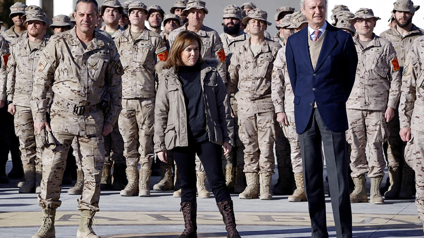 Sáenz de Santamaría destaca durante su visita a Afganistán la labor de los militares por su "trabajo y solidaridad" Sáenz de Santamaría destaca durante su visita a Afganistán la labor de los militares por su "trabajo y solidaridad"