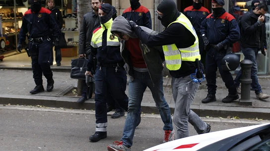Los Mossos d´esquadra detienen a 14 personas en una operación contra el terrorismo anarquista Los Mossos d´esquadra detienen a 14 personas en una operación contra el terrorismo anarquista