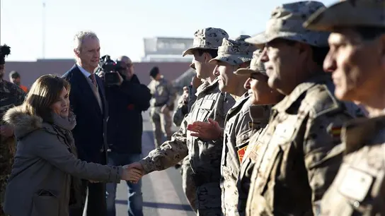 Morenés y Santamaría saludan al ejército español en Herat. Morenés y Santamaría saludan al ejército español en Herat.