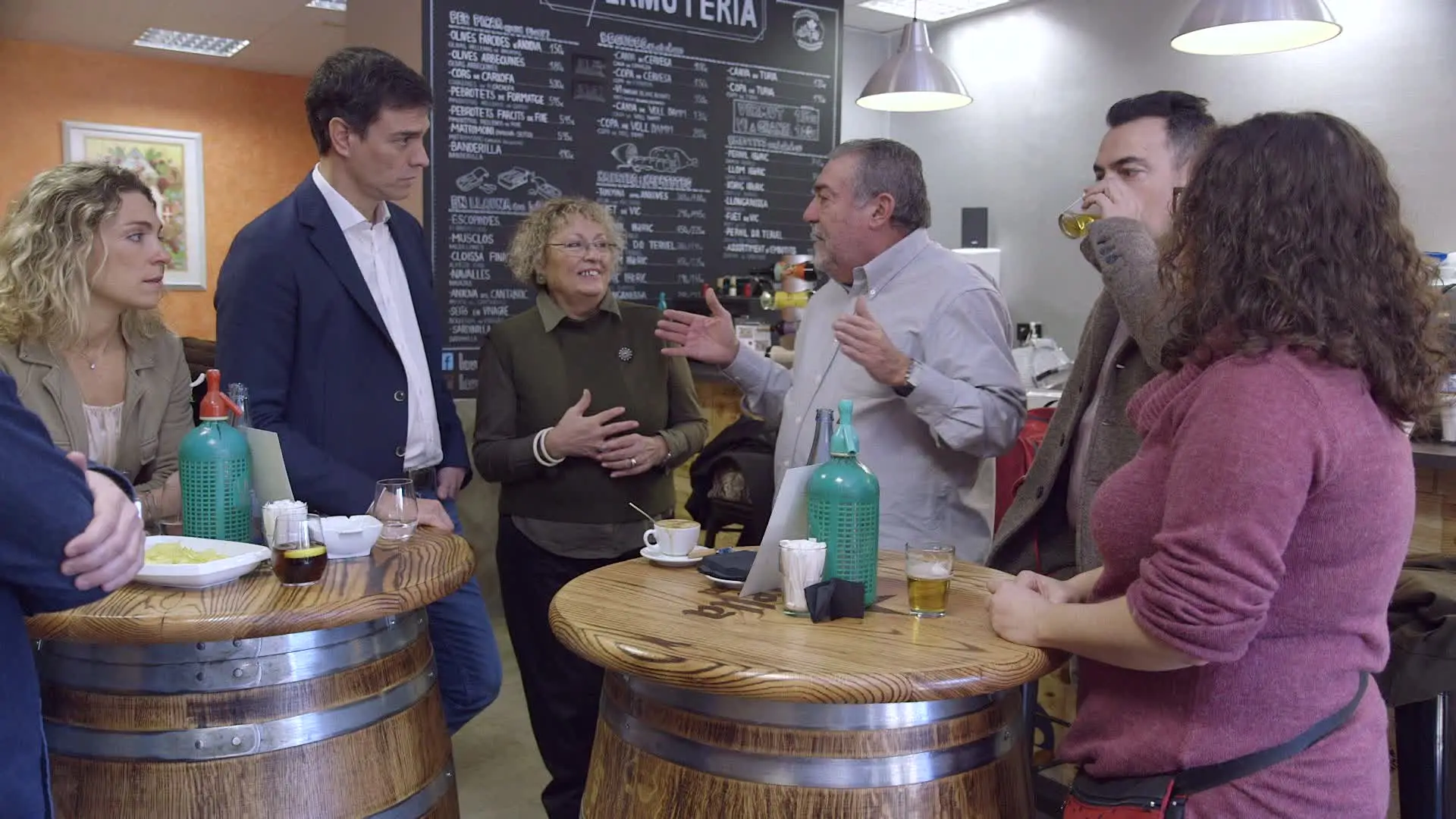 Pedro S&aacute;nchez charla con una familia de exvotantes socialistas