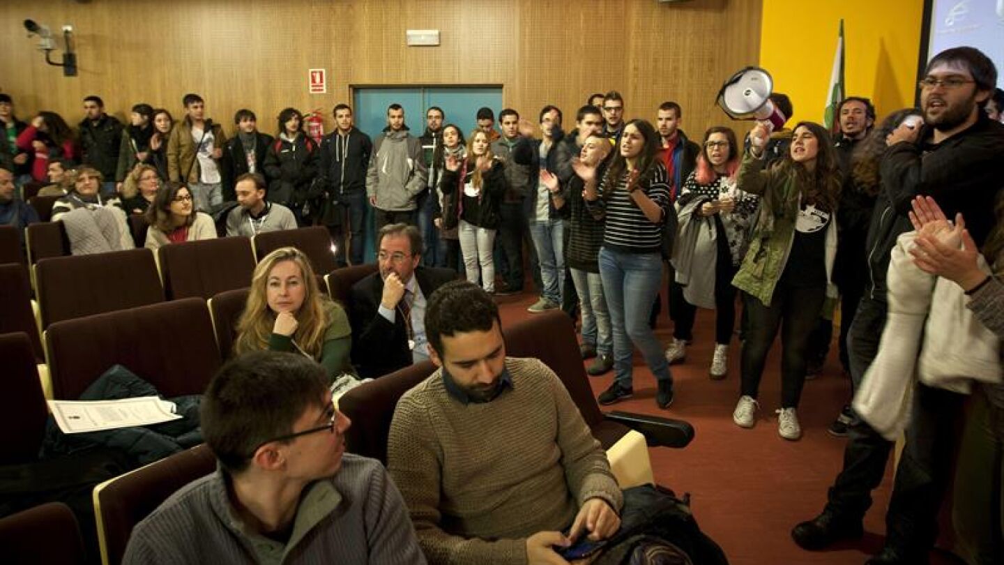 Estudiantes irrumpen en el claustro de la Universidad de C&aacute;diz