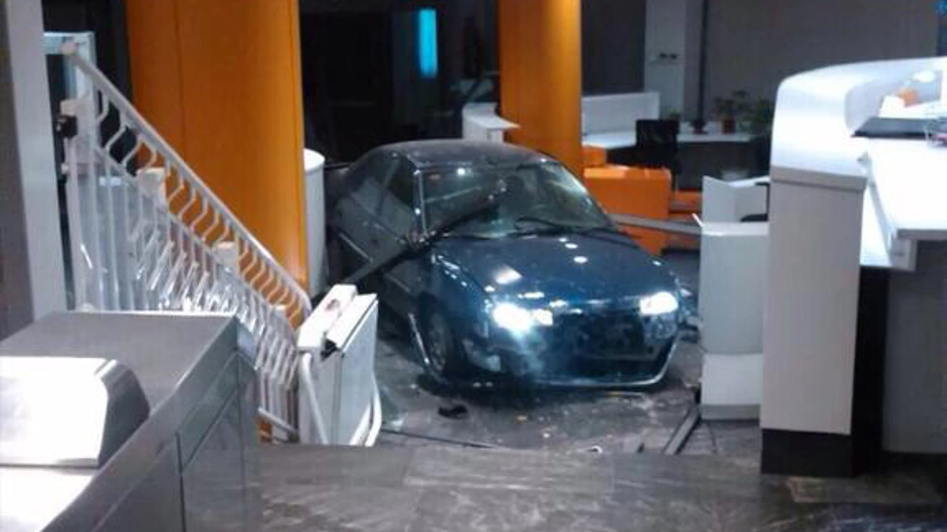 Un hombre estrella un coche contra la sede del PP en Génova