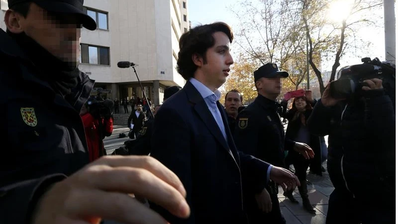 Nicolás saliendo de los juzgados de Plaza de Castilla