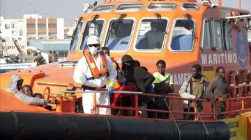 Llegada al puerto de Motril de varios inmigrantes interceptados a bordo de una patera. 