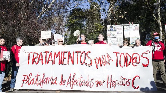 La marea blanca sale a la calle para denunciar de nuevo que “los recortes matan” La marea blanca sale a la calle para denunciar de nuevo que “los recortes matan”