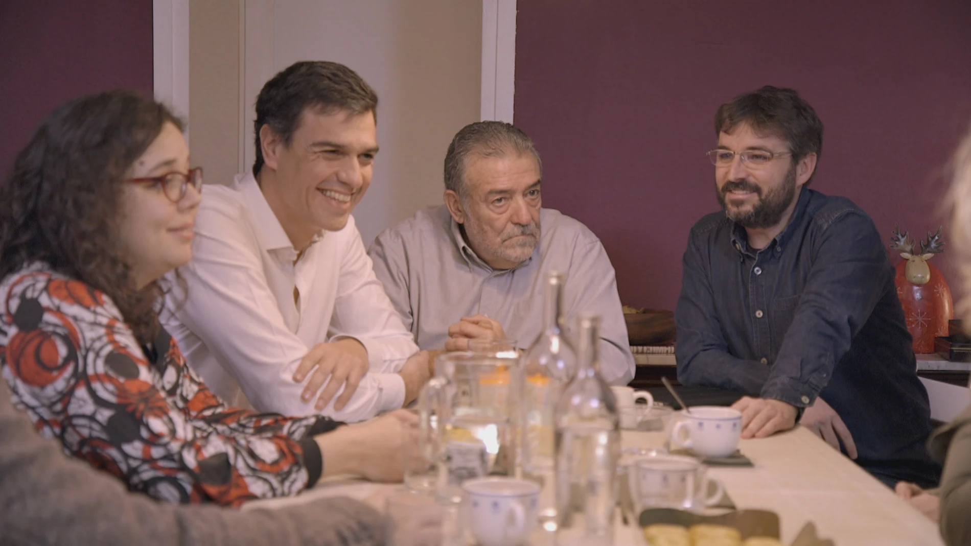 Pedro Sánchez y Jordi Évole con la familia Moliner en 'Salvados'