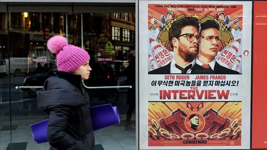 Vista de un cartel promocional de la película "The Interview" en el teatro Regal de Nueva York Vista de un cartel promocional de la película "The Interview" en el teatro Regal de Nueva York