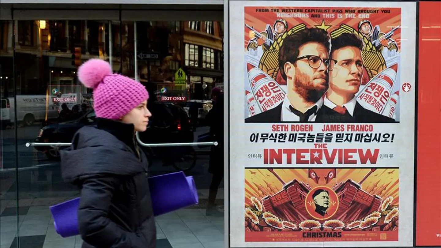 Vista de un cartel promocional de la película "The Interview" en el teatro Regal de Nueva York Vista de un cartel promocional de la película "The Interview" en el teatro Regal de Nueva York