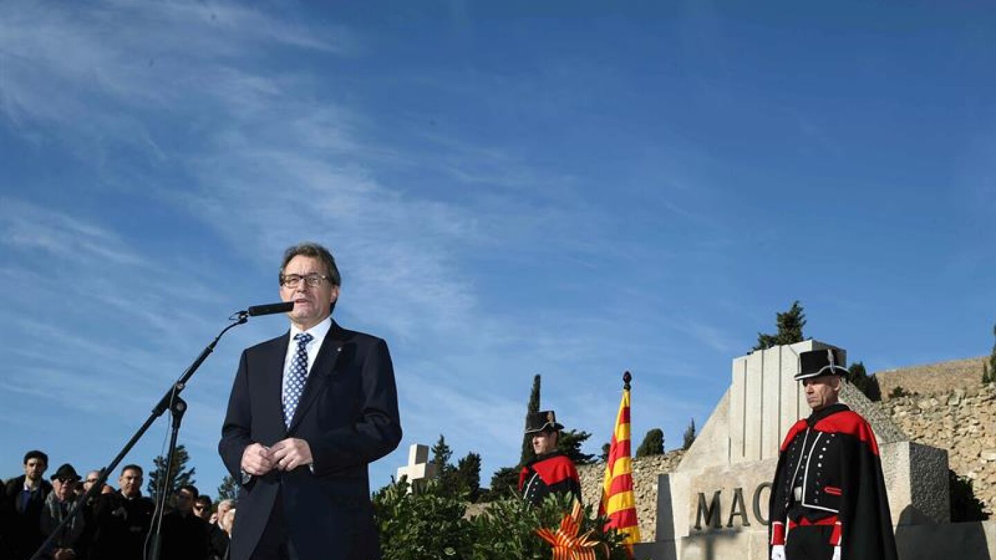 El presidente de la Generalitat pronuncia unas palabras tras la ofrenda floral ante la tumba de Francesc Maci&agrave;