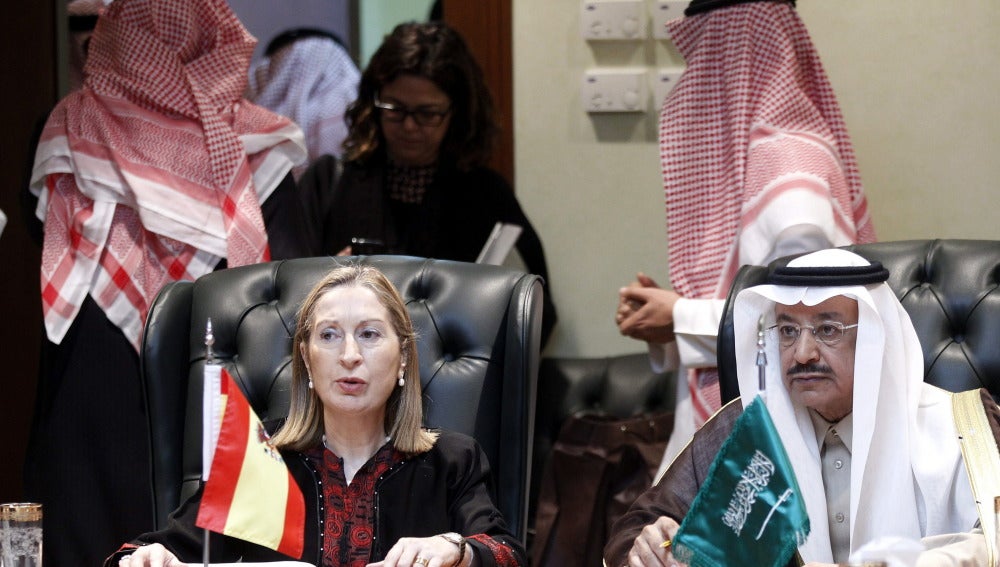 La ministra de Fomento, Ana Pastor, junto al ministro de Transportes de Arabia Saudí, Jubara Al Suraisry