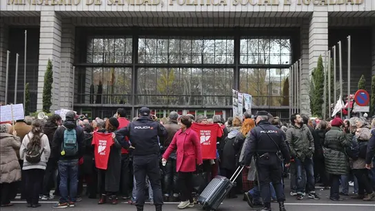 Afectados por la hepatitis C rodean el Ministerio de Sanidad ante la ausencia de medicamentos Afectados por la hepatitis C rodean el Ministerio de Sanidad ante la ausencia de medicamentos