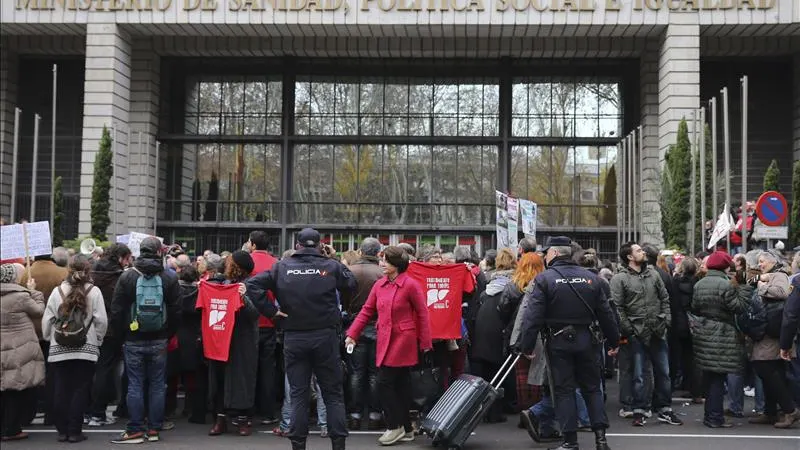 Afectados por la hepatitis C rodean el Ministerio de Sanidad ante la ausencia de medicamentos